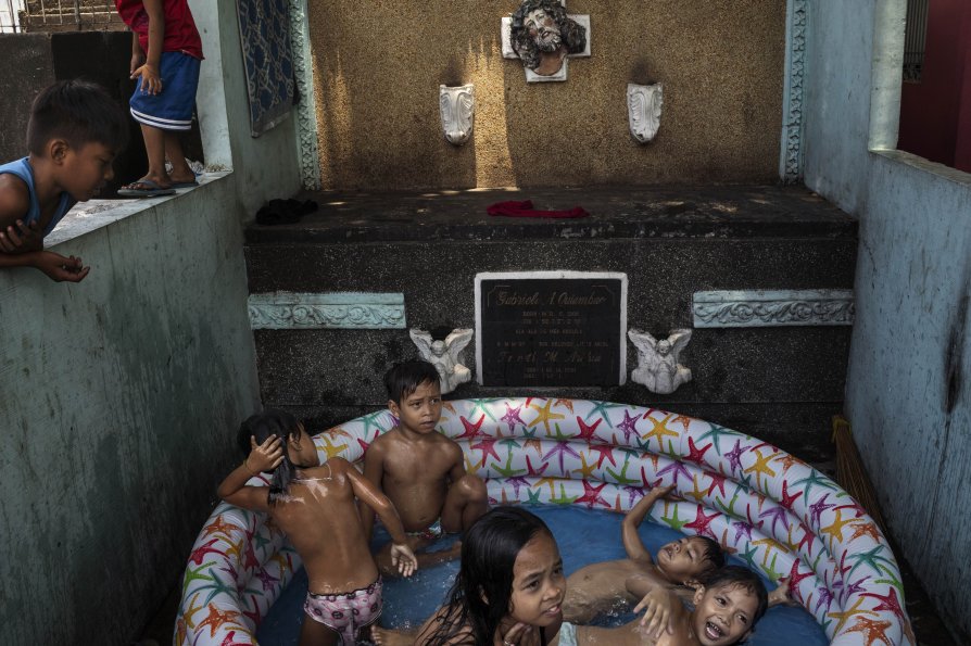 Giochi di bimbi tra le tombe di Manila