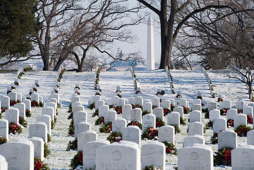 Una suggestiva immagine invernale del cimitero di Arlington