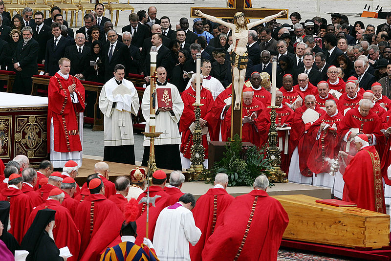 Paramenti rossi vengono usati quando si celebra il funerale di un papa